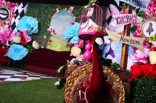 Alice in Wonderland, Pasen decor, Easter XL decoratie, decoratieverhuur, photobooth, fotodecor, instabooth, thema aankleding, polaroid entertainment, entertainers, winkelcentrum promotie